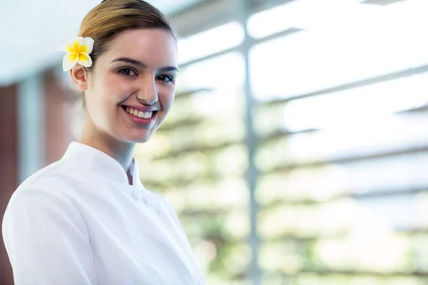 Smiling masseuse at spa — Stock Photo, Image