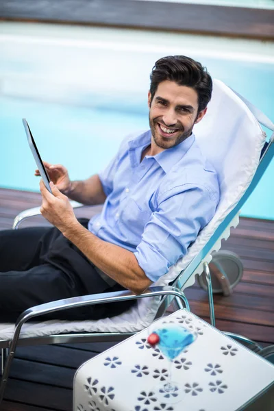 Hombre inteligente usando la tableta cerca de la piscina — Foto de Stock