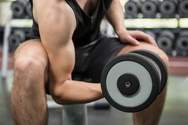 Man hijs halters — Stockfoto