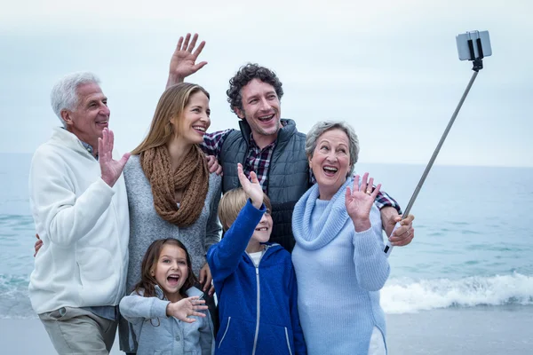 Famille joyeuse prenant selfie — Photo