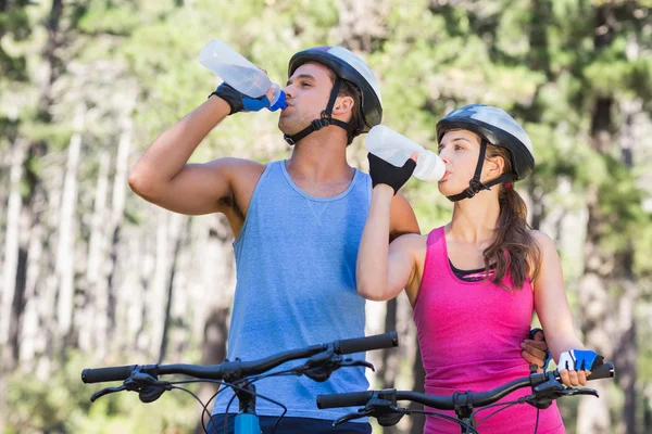 Paar trinkt Wasser — Stockfoto