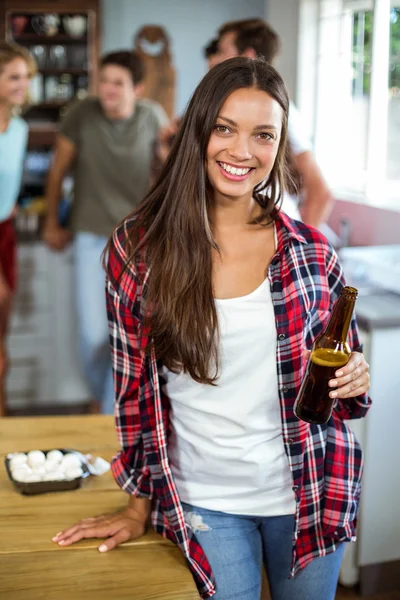 Donna in possesso di bottiglia di birra — Foto Stock