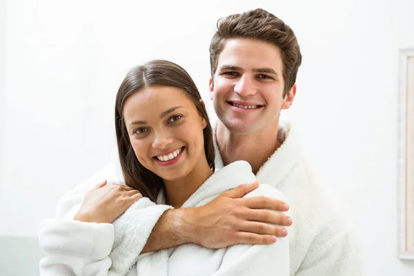 Пара обнимается в ванной комнате — стоковое фото