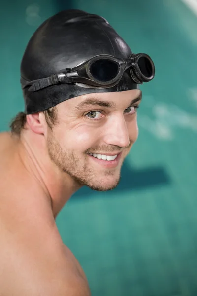 Nuotatore in procinto di tuffarsi in piscina — Foto Stock