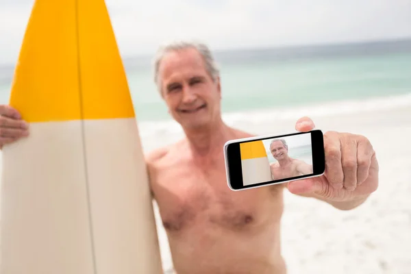 Idősebb ember, szörfdeszka, figyelembe véve a selfie — Stock Fotó