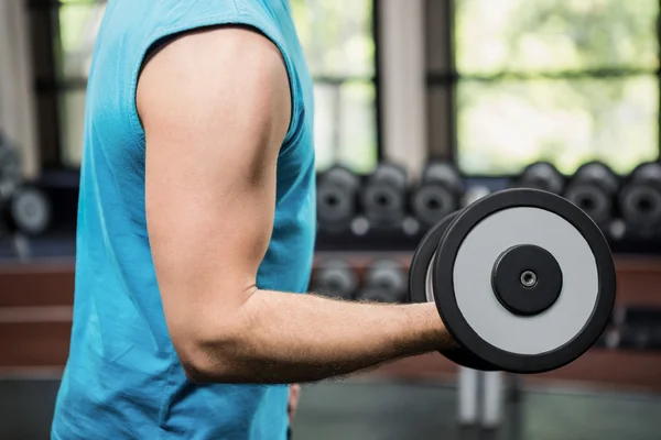 Hombre haciendo ejercicio con mancuerna — Foto de Stock