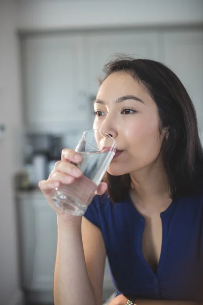 여자 물 마시는 잔 — 스톡 사진