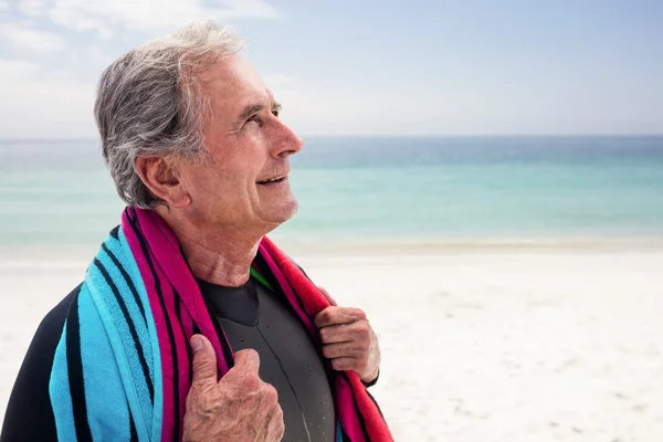 Senior man bedrijf handdoek — Stockfoto