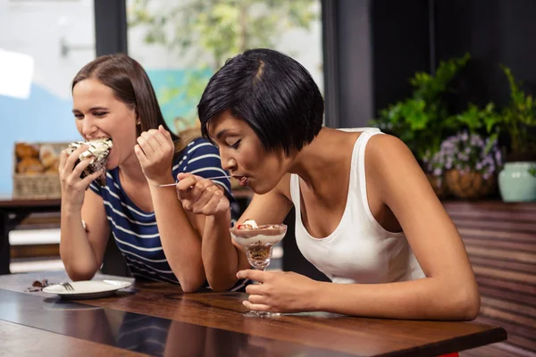 Vrienden eten taarten — Stockfoto