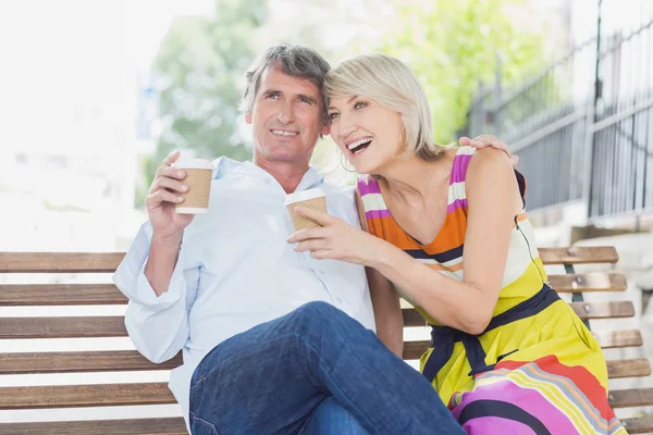 Par med kaffe koppar i park — Stockfoto