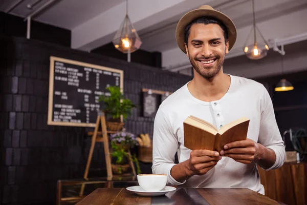 Man reading a book — Stock Photo, Image