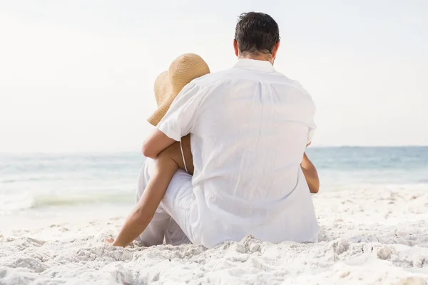 Casal sentado na areia na praia — Fotografia de Stock