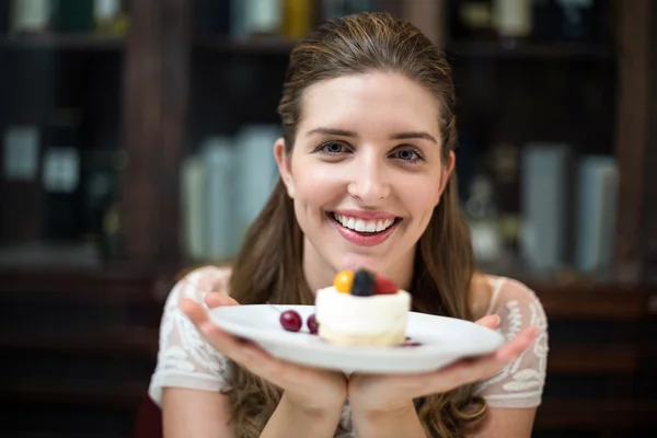 Femme au restaurant tenant désert dans l'assiette — Photo