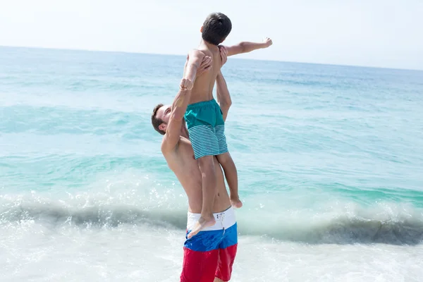 Far redovisade son på stranden — Stockfoto