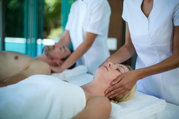 Mujer recibiendo masaje facial — Foto de Stock