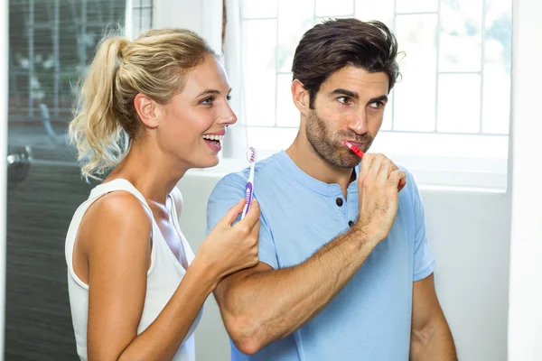 Пара чистящих зубов в ванной комнате — стоковое фото
