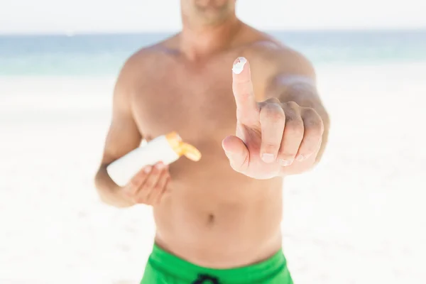 Man applying sun cream — Stock Photo, Image