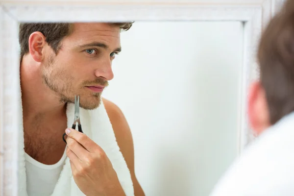 Uomo taglio barba con forbice — Foto Stock
