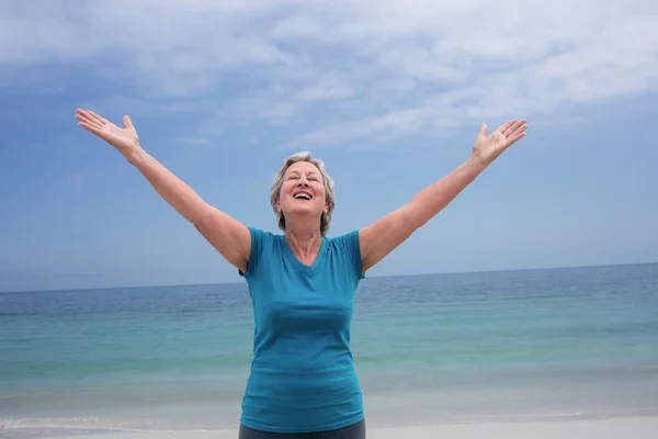 Seniorin steht am Strand — Stockfoto