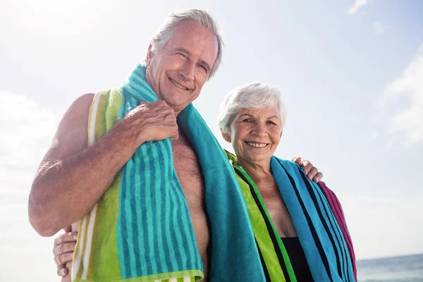 Senior paar bedrijf handdoek rond hals — Stockfoto