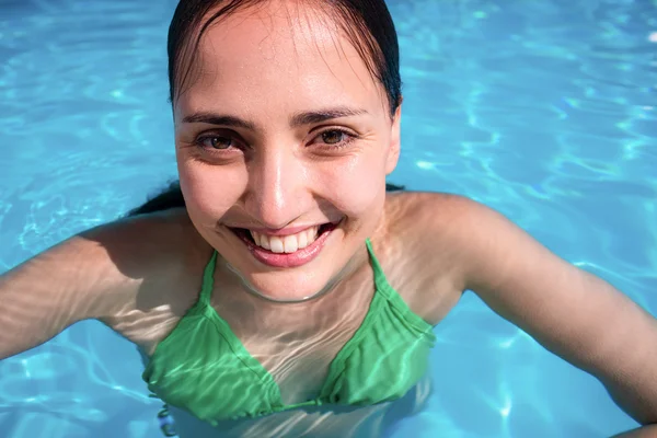 Femme souriante dans la piscine — Photo