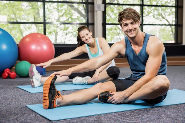 Hombre y mujer realizando ejercicio físico — Foto de Stock