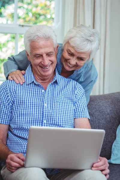 Oudere echtpaar met laptop — Stockfoto