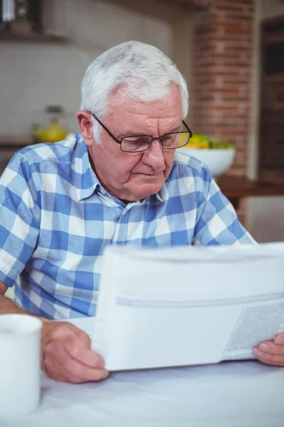 Senior man reading newspaper — Stock Photo, Image