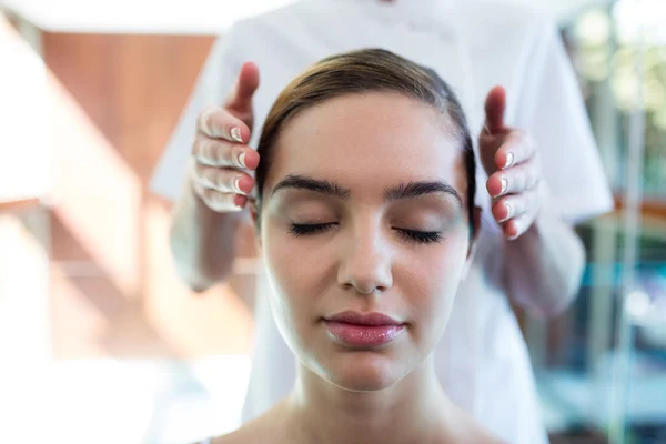 Woman receiving massage from masseur — Stock Photo, Image