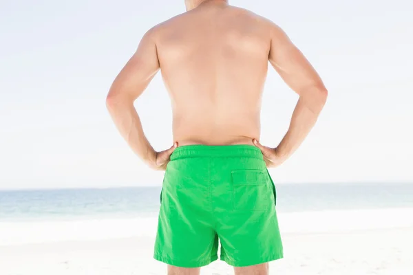 Man op het strand — Stockfoto