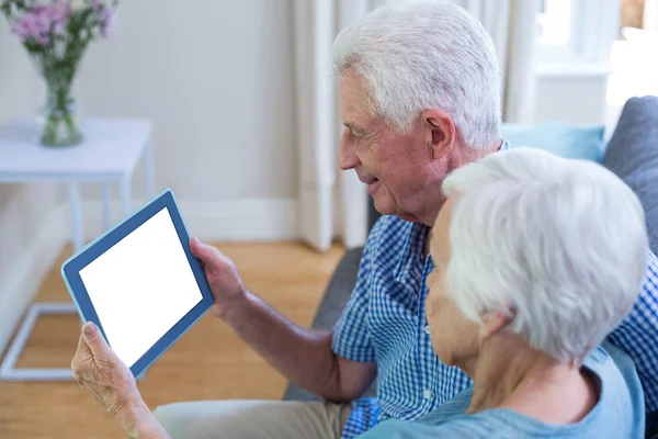 Seniorenpaar nutzt digitales Tablet — Stockfoto