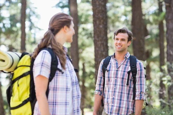 Jonge vrouw kijken naar partner — Stockfoto