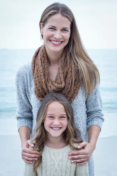 Mutlu anne ile kızı ayakta — Stok fotoğraf