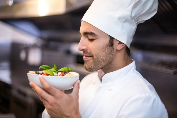 Beau chef sentant les pâtes — Photo