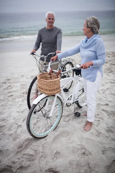 Couple aîné avec leur vélo — Photo