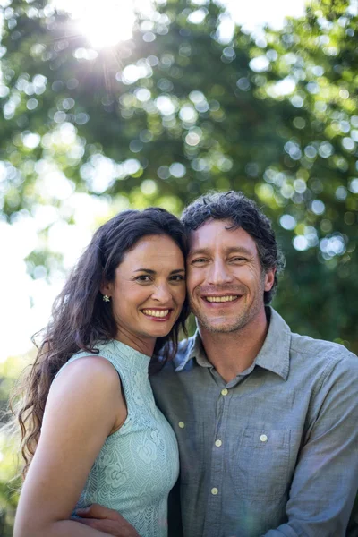 Sonriendo feliz pareja — Foto de Stock