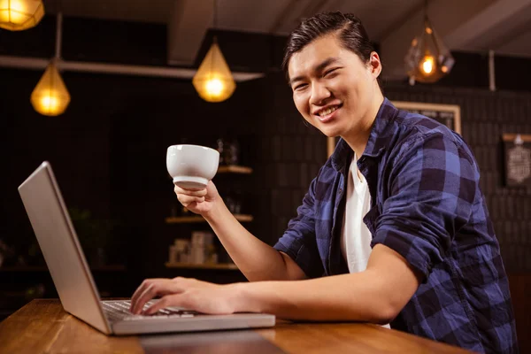 Hombre usando un portátil — Foto de Stock