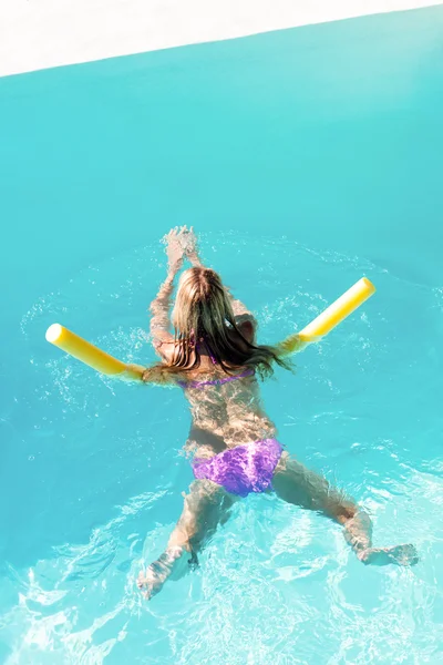 Femme nageant dans la piscine — Photo