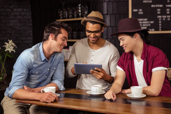 Amigos usando una tableta — Foto de Stock