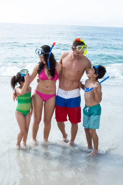 Familie dragen duiken bril staande — Stockfoto
