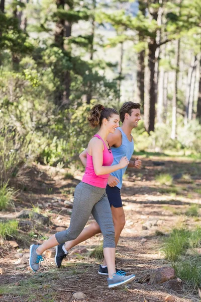 Jeune couple en bonne santé courir — Photo