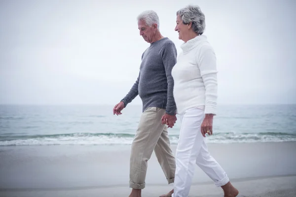 在海滩上散步的老夫妇 — 图库照片