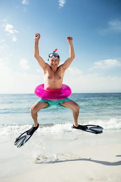 Uomo anziano nell'anello gonfiabile che salta — Foto Stock