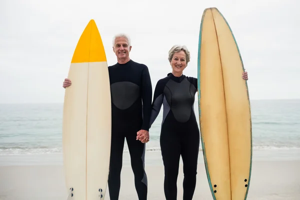 Senior paar met surfplanken — Stockfoto