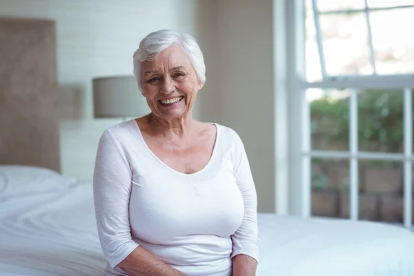 Mujer mayor de confianza en la cama — Foto de Stock