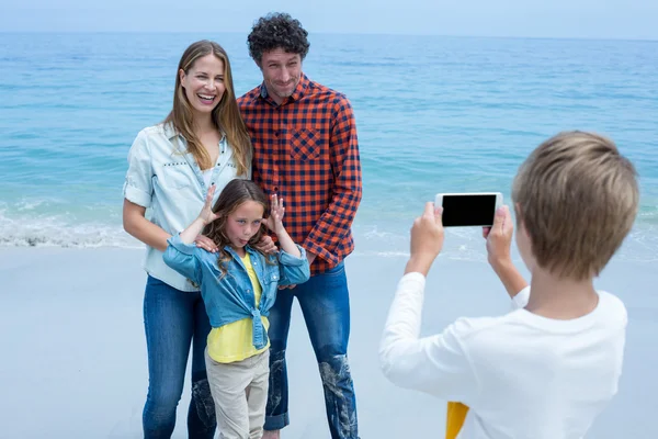 Menino fotografar família alegre — Fotografia de Stock