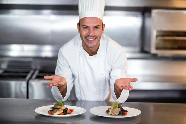 Chef che mostra piatti di cibo — Foto Stock