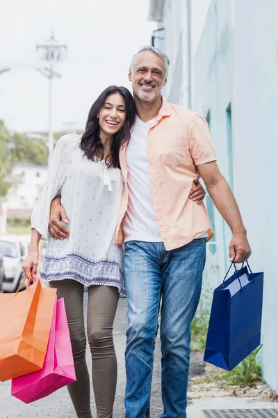 Paar spaziert mit Einkaufstaschen — Stockfoto