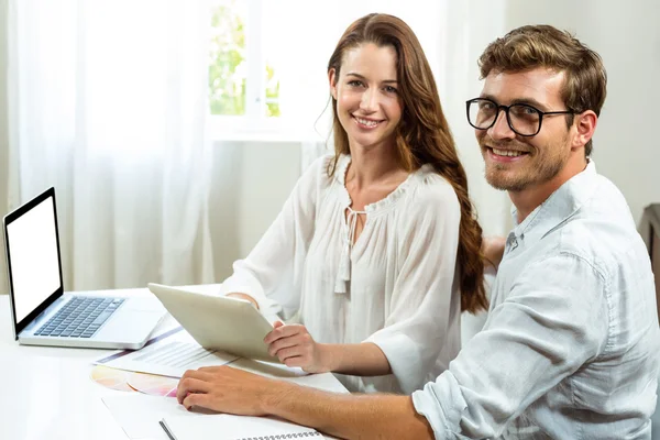 Colleagues discussing document — Stock Photo, Image