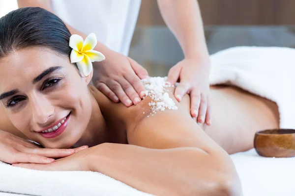 Donna godendo massaggio scrub sale — Foto Stock
